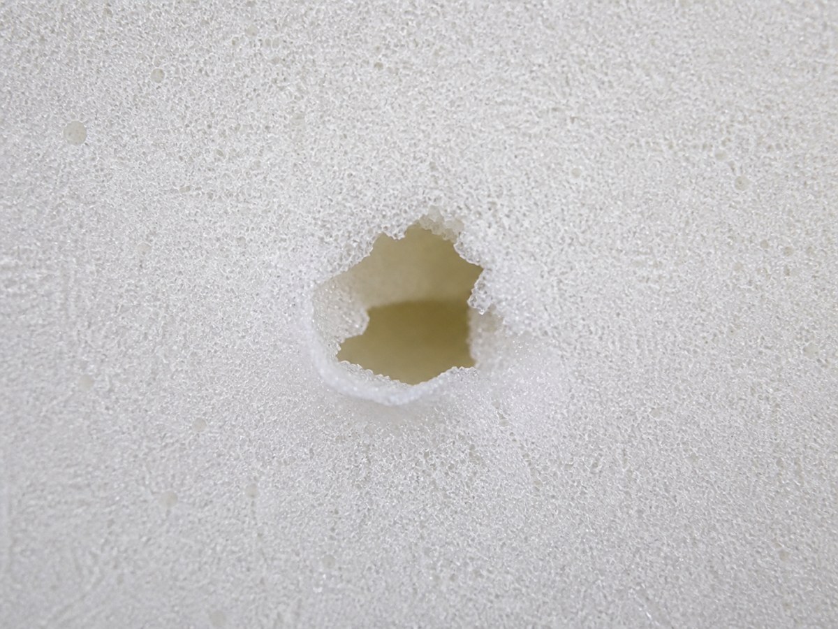 異常な穴
